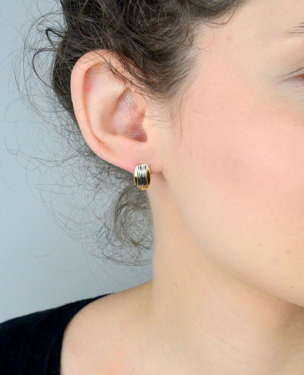 Kolczyki damskie złote 585 z żółtego i białego złota Kolczyki z zapięciem angielskim, wykonane z wysokiej jakości żółtego i białego złota, to połączenie klasyki z nowoczesnym 1.jpg